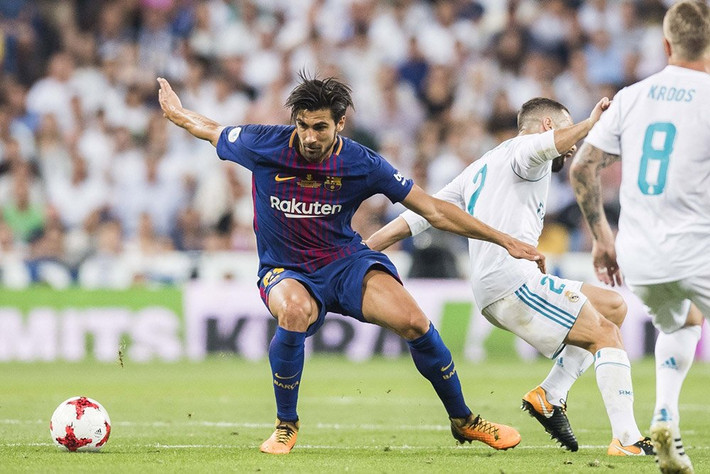 Tottenham cũng muốn Andre Gomes: Theo thông tin chuyển nhượng cầu thủ từ báo chí Anh, Tottenham cũng đang có kế hoạch chiêu mộ Andre Gomes - mục tiêu mà HLV Mourinho muốn mang về M.U trong kỳ chuyển nhượng tháng Giêng 2018. Tottenham đang cần bổ sung thêm chiều sâu nhân sự, và HLV Pochettino xem Andre Gomes là sự lựa chọn hợp lý với thứ bóng đá mà ông đang triển khai. Đội bóng thành London đưa ra đề nghị mượn, kèm điều khoản mua đứt khoảng 18 triệu bảng. Tuy vậy, đây là con số mà Barca có thể không chấp nhận. Ảnh: AS