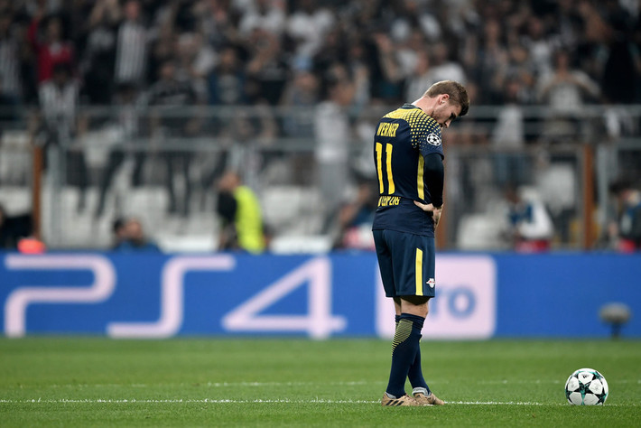 Mục tiêu của Real và Barca gặp “bệnh lạ”: RB Leipzig đang có mối lo ngại nghiêm trọng đối với sức khoẻ của Timo Werner sau khi tiền đạo này gặp phải “vấn đề thở và lưu thông” trong trận thua Besiktas hồi tuần trước. Werner đã được Real Madrid và Barcelona quan tâm và hứa hẹn sẽ trở thành mục tiêu quan trọng trong kỳ chuyển nhượng năm tới. Tuy nhiên, cả hai ông lớn đang theo dõi tình hình sức khỏe của tài năng 21 tuổi từng ghi 21 bàn ở mùa giải trước. Ảnh: Goal