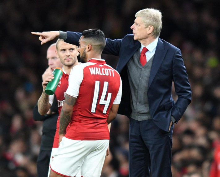 Arsenal bán Walcott: Theo thông tin chuyển nhượng bóng đá mới nhất được phát đi từ CLB Arsenal, HLV Arsene Wenger dự định thanh lý một vài cầu thủ không còn hữu dụng trong kỳ chuyển nhượng mùa đông tới đây. Người đứng đầu trong bản danh sách đen là Theo Walcott. Hiện cầu thủ 28 tuổi này vẫn còn thời hạn 18 tháng hợp đồng với Arsenal và đang nằm trong nhóm cầu thủ hưởng lương cao nhất tại sân Emirates (180.000 bảng/tuần). Ảnh: Mirror