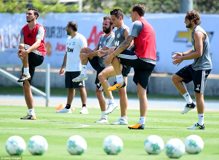 Tới nửa đêm, tình hình tại đại bản doanh nơi 2 CLB M.U và Real Madrid tập luyện đã ổn định trở lại và các sinh viên được phép quay về ký túc xá. Ảnh: The Sun