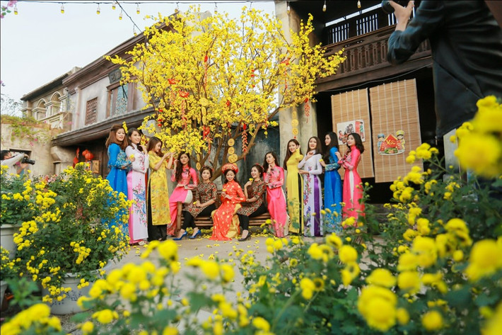 Cuối năm 2016, nhiều địa điểm chụp ảnh ở Hà Nội bắt đầu trang trí các cành mai, đào, cúc nhằm thu hút khách.