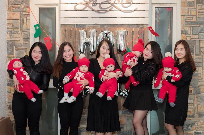 Theo chia sẻ của chị Phạm Hiền, thì nhóm của chị ở Hà Nội cũng quen nhau qua một hội nhóm của các bé gà sinh năm 2017. Ngày hôm đó tụ tập là có tổng cộng 11 mẹ. Dù không quy định mặc đồng phục như hai nhóm mẹ con nói trên nhưng team Hà Nội đây vẫn rực rỡ không kém cạnh vì có màn khoe sắc mà không bế con.
