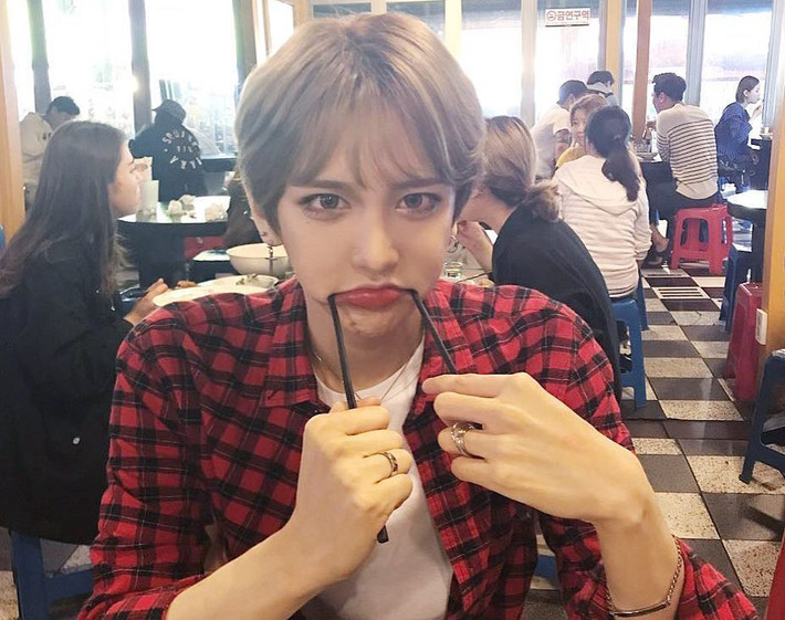 Chính bởi sở hữu gương mặt đẹp, nhiều người hâm mộ đã ưu ái gọi anh chàng này là "trai đẹp như hoa" hay "mỹ nam truyện tranh".