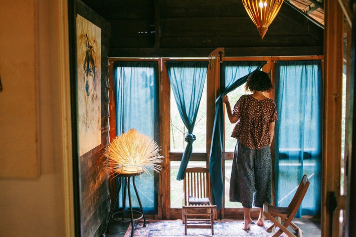 Le Bleu là khu nhà gỗ homestay 2 tầng tại trung tâm thành phố Đà Lạt. Đây là khu nghỉ dưỡng được sơn màu xanh rêu cổ kính phủ lên những trải nghiệm mới lạ dành cho du khách.