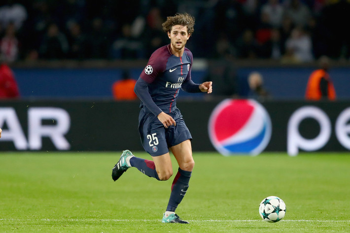 Tiền vệ PSG đánh tiếng với Liverpool: Adrien Rabiot thừa nhận sẽ tán thành việc chuyển sang Premier League và coi Liverpool là một điểm đến có thể. Rabiot được chơi thường xuyên trong đội hình PSG mùa giải này khi đá chính tất cả 11 trận đấu. Mặc dù vậy, anh thừa nhận sẽ đồng ý việc chuyển sang xứ sở sương mù.