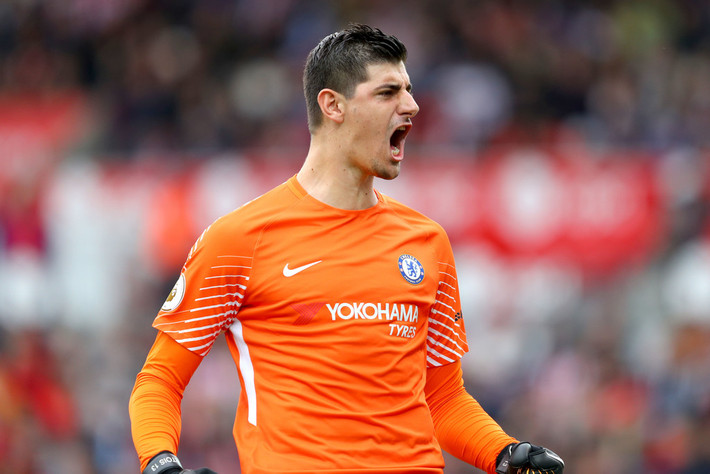 Courtois đòi lương gấp đôi mới gia hạn: Theo thông tin chuyển nhượng cầu thủ từ người đại diện từ thủ môn Thibaut Courtois tin tưởng sẽ được tăng lương gấp đôi khi đồng ý ký hợp đồng mới với Chelsea. Ngôi sao người Bỉ còn thời hạn hợp đồng đến năm 2019 và Chelsea quyết tâm giữ chân anh nhằm tránh sự lôi kéo của Real Madrid. Ảnh: Mirror