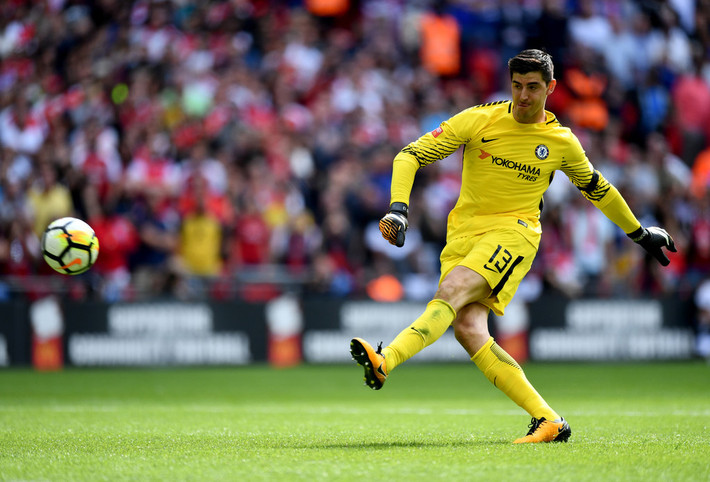 Real Madrid sẽ biến Courtois thành thủ môn đắt nhất TG: Tờ Diario Gol của Tây Ban Nha cho biết, Real Madrid đang có kế hoạch chiến lược về vị trí thủ môn. Theo đó, Real dự định bán Keylor Navas cho PSG và sẽ dồn toàn lực đem về Thibaut Courtois từ Chelsea. Được định giá khoảng 53 triệu bảng, nếu gia nhập Real, Courtois sẽ trở thành TM đắt giá nhất thế giới, vượt qua Ederson của Man City (34,9 triệu bảng). ẢNh: Diario Gol