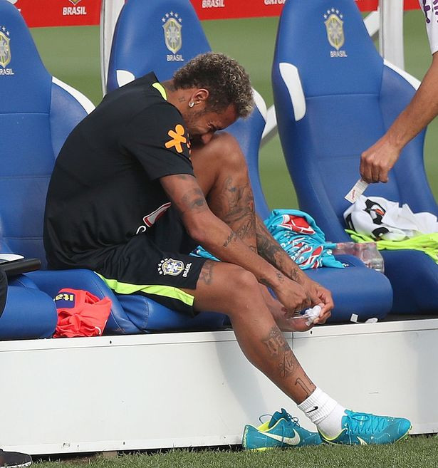 Cầu thủ Barca hạ Neymar đo ván ở sân tập ĐT Brazil: Tiền vệ của Barca, Paulinho vừa "săn đuổi" ráo riết Neymar và xoạc bóng khá nguy hiểm khiến đồng đội siêu sao đo ván trên sân tập của ĐT Brazil. Neymar ngay sau đó đã nhăn nhó rời sân và nhanh chóng đi ra khu vực nghỉ để kiểm tra vết thương ở ngón chân cái bàn chân phải, hậu quả lĩnh trọn cú xoạc của Paulinho.