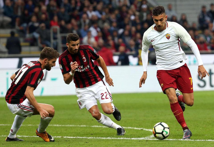 M.U giật sao trẻ Italia: Theo thông tin chuyển nhượng bóng đá đến từ tờ Manchester Evening News, tuyển trạch viên của Quỷ đỏ thành Manchester đã không ít lần đến sân trực tiếp "xem giò" Pellegrini. Sau khi nhận được báo cáo từ cộng sự, HLV Mourinho cũng rất muốn đưa tiền vệ đầy tài năng của bóng đá Italia về sân Old Trafford. Trong bản hợp đồng giữa Lorenzo Pellegrini và CLB Roma có kèm theo điều khoản giải phóng 22 triệu bảng. Chính vì thế, chỉ cần thuyết phục được Pellegrini và bỏ ra khoản tiền như trên, MU sẽ được toại nguyện.