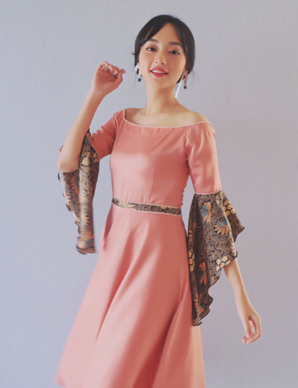 Không chỉ bởi ngoại hình xinh đẹp Indah còn được yêu mến bởi thành tích học tập và các sản phẩm nghệ thuật chất lượng được công bố thường xuyên.