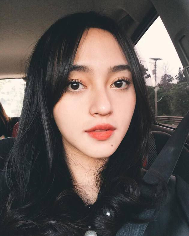 Chính vì thế mà những thông tin và hình ảnh của Indah luôn nhận được sự quan tâm, theo dõi của đông đảo người hâm mộ, đặc biệt là giới trẻ tại Indonesia.