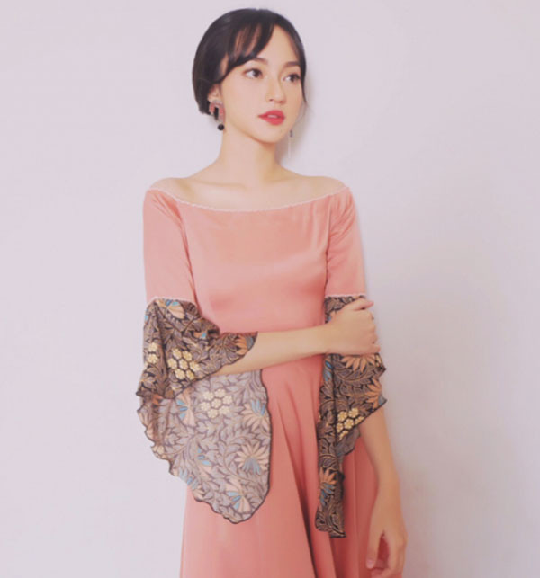 "Bản sao hot girl Châu Bùi" được phát hiện ở Indonesia có tên Indah Kusuma, sinh năm 1994. Hiện đang tham gia nghệ thuật với vai trò ca sĩ kiêm người mẫu ảnh.