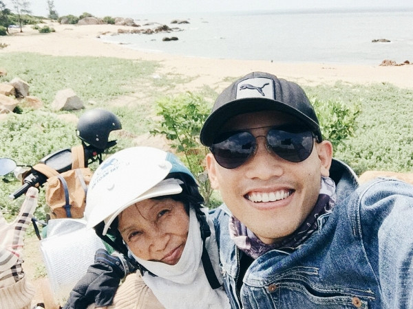 Nếu như trong hành trình đi phượt, mọi người thường thích đưa người yêu hoặc bạn bè nhưng chàng trai 9X quê Đồng Tháp lại chọn cho mình bạn đồng hành cực thú vị đó là người mẹ.