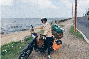 Theo tìm hiểu được biết, mẹ của Thái Sơn là giáo viên về hưu, hiện đang chăm sóc mảnh vườn rộng 3000m2 tại quê nhà. Sau 2 lần định đi một mình đều "bể kèo", anh bạn ngỏ ý rủ mẹ đi phượt cùng và thật bất ngờ, mẹ anh lại đồng ý ngay chứ không hề phản đối hay tranh cãi.