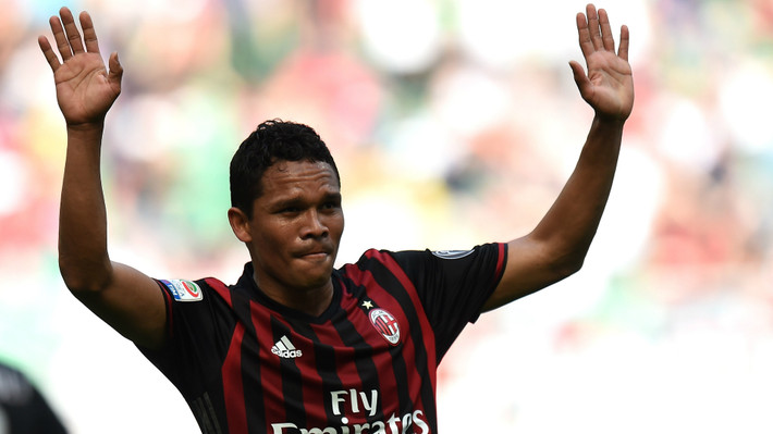 Carlos Bacca rời Milan: Hôm qua, Carlos Bacca rời khỏi sân tập của Milan không rõ lý do. Theo nhiều nguồn tin, tiền đạo người Colombia chuẩn bị hoàn tất việc chuyển đến Villarreal thi đấu.