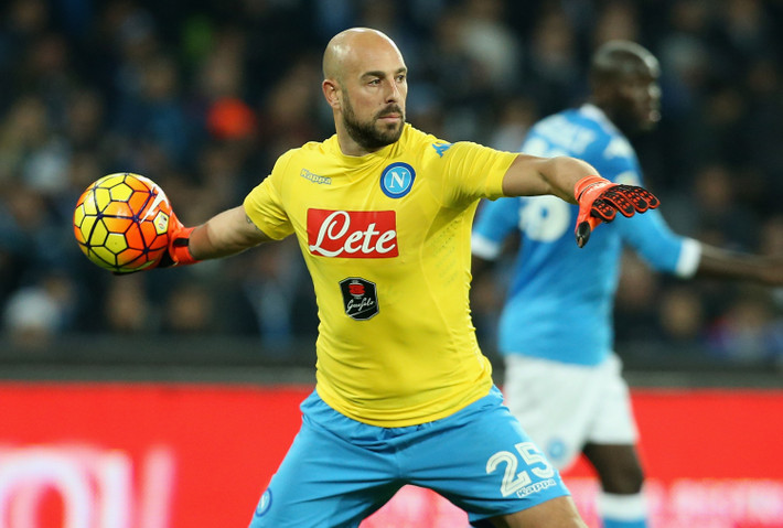 Napoli ra giá Reina: Theo Rai Sport, Napoli sẵn sàng bán thủ môn 35 tuổi Pepe Reina cho Paris SG nếu nhận được 15 triệu euro.