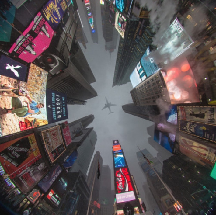 Một góc nhìn không thể nào quên từ bên dưới, Quảng trường Thời đại, New York, Mỹ. (Nguồn: BS)