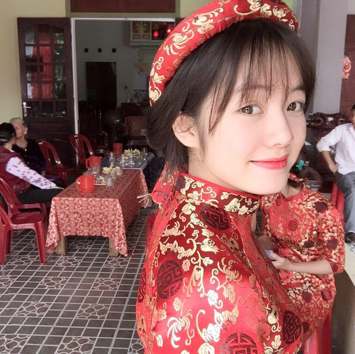 Đám cưới hay đám hỏi thì nhân vật trung tâm thường sẽ là cô dâu hoặc chú rể, nhưng trong đội hình nhà gái xuất hiện thêm một cô nàng xinh đẹp và trở thành tâm điểm của mọi sự chú ý thì không cũng không phải là hiếm hiếm. Mới đây nhất, tại một đám hỏi ở Nghệ An, một cô nàng bê tráp cực xinh đã khiến dân mạng phải cất công tìm kiếm. Ảnh trong bài: FBNV.