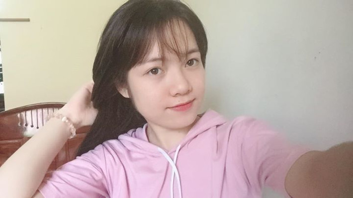 Theo chia sẻ của C.T cho biết, cô bạn khá bất ngờ khi hình ảnh của mình nhận được sự quan tâm lớn trên mạng xã hội, cùng với đó là rất nhiều những lời mời kết bạn cùng theo dõi được gửi đến nữ sinh 9X này.