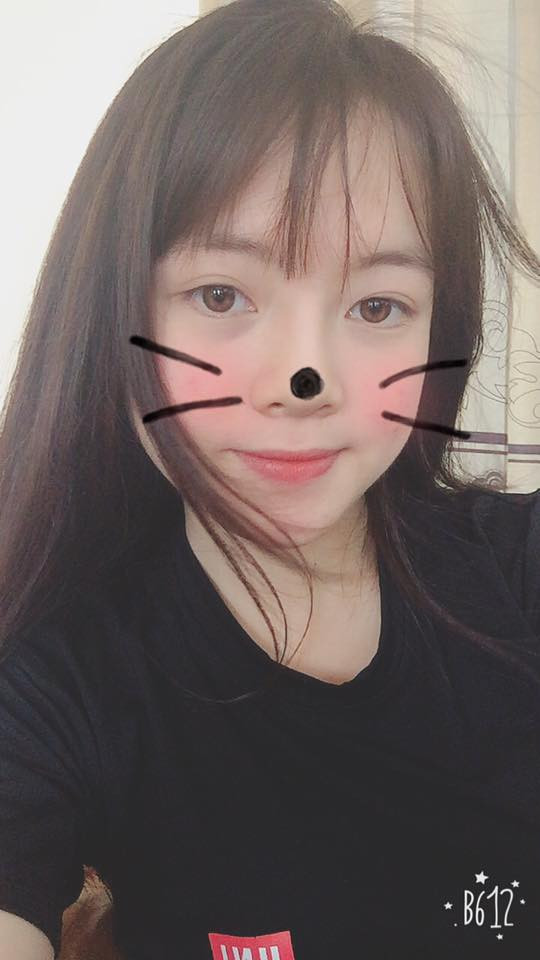 Chỉ sau thời gian ngắn đăng tải trên một diễn đàn nổi tiếng của giới trẻ, bức ảnh của cô gái bê tráp trên nhanh chóng thu hút hơn 10 nghìn lượt thích và hàng trăm lượt chia sẻ, bình luận.