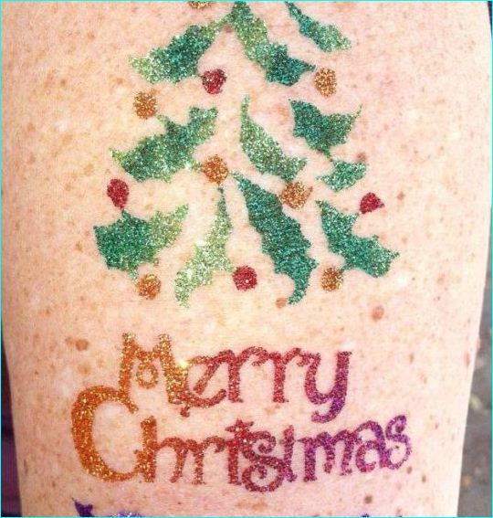 Cây thông Noel khi qua tay các thợ xăm đã có hình ảnh rất khác với màu nhũ nổi bật và đi kèm là dòng chữ Merry Christmas lấp lánh.