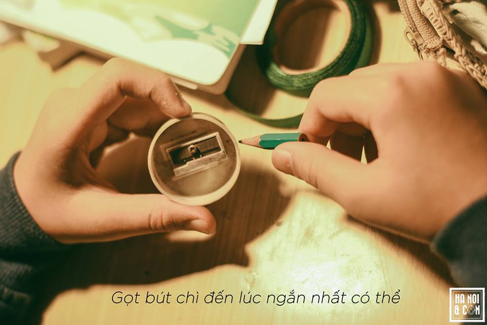 Một mẩu bút chì nhỏ nhưng gọt sao cho thật sắc, lũ trẻ thời xưa chơi trò bác sĩ khám bạn cho bệnh nhân và dùng chính những cây bút chì đó làm kim tiêm.