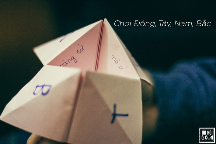 Gấp giấy để chơi đông-tây-nam-bắc và phân vai trong những câu chuyện là điều mà lũ trẻ xưa thường xuyên chơi. Ảnh sử dụng trong bài: Hà Nội & Con.