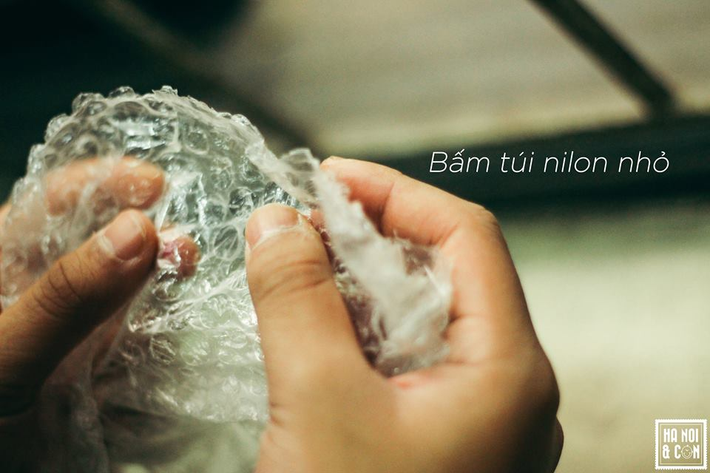 Chỉ cần bố mẹ mua thứ đồ gì mới mà bên trong có chiếc túi nilon có vỏ hơi là đồ chơi tuổi thơ thế hệ 8X, 9X hiện ra. Ngồi nghe những tiếng nổ lốp đốp vui tai thôi đã vui cả ngày.