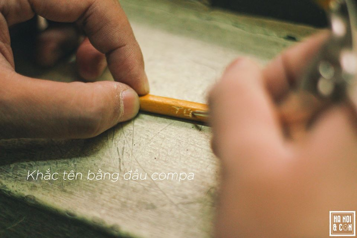 Khắc tên lên bút chì để đánh dấu là điều chắc hẳn ai cũng từng 1 lần thử.