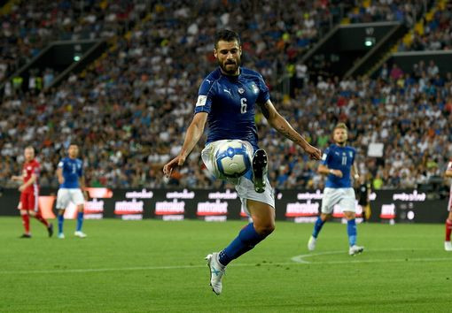 Chelsea sắp có "cứu binh" từ Italia: Theo thông tin chuyển nhượng cầu thủ mới nhất từ tờ Mirror, Inter Milan đã đồng ý bán cầu thủ chạy cánh 30 tuổi Antonio Candreva cho Chelsea với giá 25 triệu bảng. Thương vụ này có thể hoàn tất trong ít ngày tới và Candreva sẽ trở thành tân binh thứ 5 của The Blues. Ảnh: Mirror