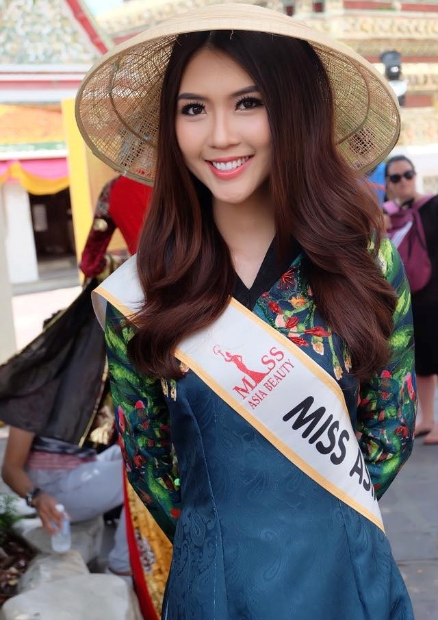 Với thân hình chuẩn, Tường Linh tự tin diện bộ áo dài dân tộc trong phần thi vòng loại và tiếp đó xuất hiện hoàn hảo trong bộ dạ hội đuôi cá sang trọng của nhà thiết kế Anh Thư.