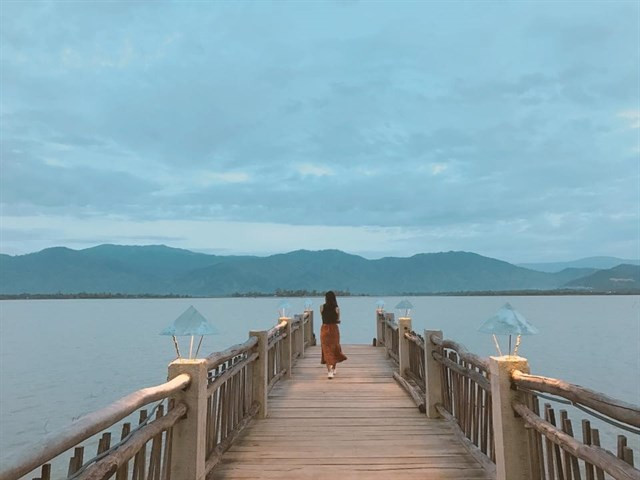 Lak Tented Camp cũng là một địa điểm check-in tuyệt đẹp khiến dân phượt kích thích khi tìm hiểu về vùng đất đại ngàn Tây Nguyên. Với mặt hồ phẳng lặng, hùng vỹ giữa cánh rừng sâu và đó là cả một thiên đường tuyệt đẹp mang đến cho bạn những chuyến đi nghỉ dưỡng bình yên và thú vị. Chính bởi những nét đẹp của mình, địa điểm du lịch này được ví đẹp chẳng khác gì "thiên đường Bali" của Việt Nam.