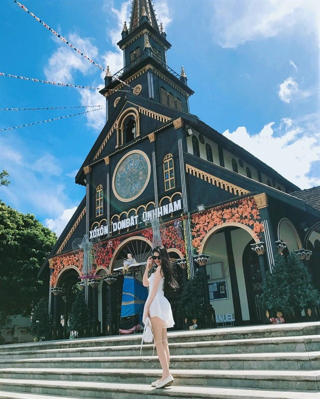 Nằm lọt thỏm giữa cao nguyên bạt ngàn, nhà thờ Chính tòa Kon Tum với tuổi đời hàng thế kỉ là địa điểm check-in yêu thích của nhiều bạn trẻ khi đặt chân tới núi rừng Tây Nguyên. Nhiều người sẽ phải bất ngờ với nhà thờ Chính tòa Kon Tum khi phát hiện ngôi thánh đường này được làm 100% bằng gỗ mỹ thuật cao. Ảnh trong bài: Gialaiplus.