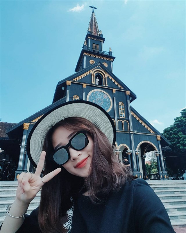 Chưa dừng lại ở đó, lối kiến trúc mang đậm phong cách phương Tây với tháp chuông hình chóp vút lên trời và hoa văn tinh xảo là điểm hấp dẫn của thánh đường này. Bên cạnh đó, nếu để ý kỹ nhà thờ Chính tòa Kon Tum còn là sự pha trộn giữa kiến trúc nhà sàn tây Nguyên và kiến trúc nhà thờ phương Tây đã tạo nên một công trình tôn giáo mang tính thẩm mỹ rất cao.