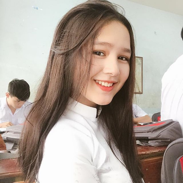 Hot girl Việt giống con lai tiếp theo được nhắc tới đó là Phạm Thùy Trang (SN 2002), hiện là nữ sinh của trường THPT Trường Chinh (TP HCM).