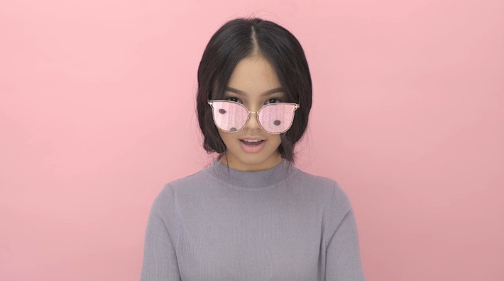 Ngoài những MV từng cover, Đông Hạnh cũng là người mẫu ảnh lookbook có tiếng tại Sài Gòn và được rất nhiều những nhà thiết kế cũng như cửa hàng thời trang mời cộng tác.