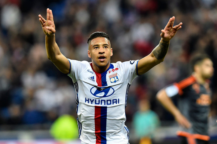Chelsea "ngó nghiêng" sao Ligue 1: Theo nguồn tin từ L'equipe, CLB Chelsea đang khao khát có được sự phục vụ của tiền vệ Corentin Tolisso từ Lyon và sẵn sàng dùng Kurt Zouma như một phần trong bản hợp đồng chiêu mộ ngôi sao 22 tuổi này. Đội bóng nước Pháp cũng đã sẵn sàng để ngôi sao sinh năm 1994 ra đi trong hè này, bởi họ đang hoàn tất những thủ tục cuối cùng để chính thức sở hữu cầu thủ chạy cánh Bertrand Traore của Ajax với giá 20 triệu euro. Ảnh: L'equipe