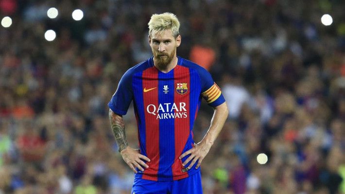 Messi muốn "tống khứ" 3 đồng đội khỏi Barca: Theo tờ Dario Gol, cầu thủ người Argentina đã chỉ đích danh ba cái tên: Paco Alcacer, Andre Gomes, Lucas Digne là những người không đủ khả năng để chơi bóng cho Gã khổng lồ xứ Catalonia và cần phải ra đi. Ở chiều ngược lại, Messi rất kỳ vọng ban lãnh đạo Barca sẽ đưa về một tiền đạo ngang tầm với Luis Suarez và Neymar. Alcacer đơn giản là quá kém so với bất kỳ một thành viên nào trong bộ ba MSN. Ảnh: Marca