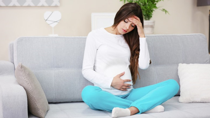 Các biến chứng khi mang thai: Lượng vitamin D thấp có thể dẫn đến biến chứng trong thai kỳ và ở trẻ sơ sinh. Trẻ sơ sinh thiếu vitamin D dẫn đến xương kém phát triển, xương mềm cũng như các vấn đề tâm thần. Đối với phụ nữ thiếu vitamin D có thể có biến chứng như chứng tiền sản giật và tiểu đường thai kì.