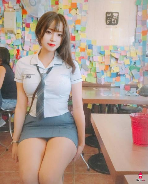Mới đây trên mạng xã hội, những bức ảnh về nữ streamer Hàn Quốc có nickname Coco10002 khoác lên mình bộ đồng phục học sinh khiến cho nhiều người phải ngả nghiêng ngắm nhìn. Ảnh trong bài: Instagram nhân vật