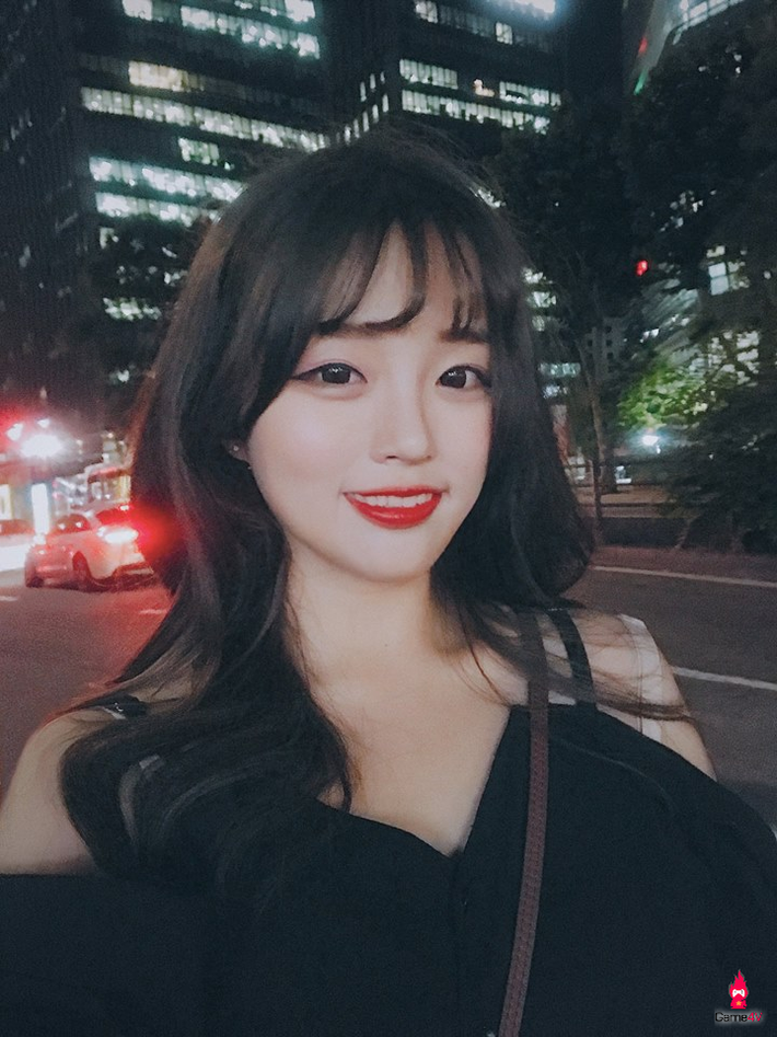 Không chỉ là một streamer nổi tiếng trong cộng đồng game, Coco10002 còn được chú ý tới bằng nhan sắc của mình. Với khuôn mặt ưa nhìn khá dễ thương nhưng thân hình của nữ streamer Hàn Quốc này vô cùng đầy đặn với các vòng căng tròn.