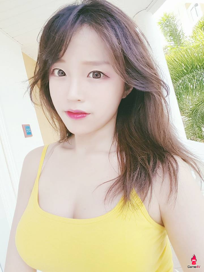 Nổi tiếng về cả bằng hình thể lẫn vai trò streamer game, Coco10002 khiến nhiều người phải chú ý tới mình và trang cá nhân của cô nàng này đã có hơn 60.000 lượt theo dõi.