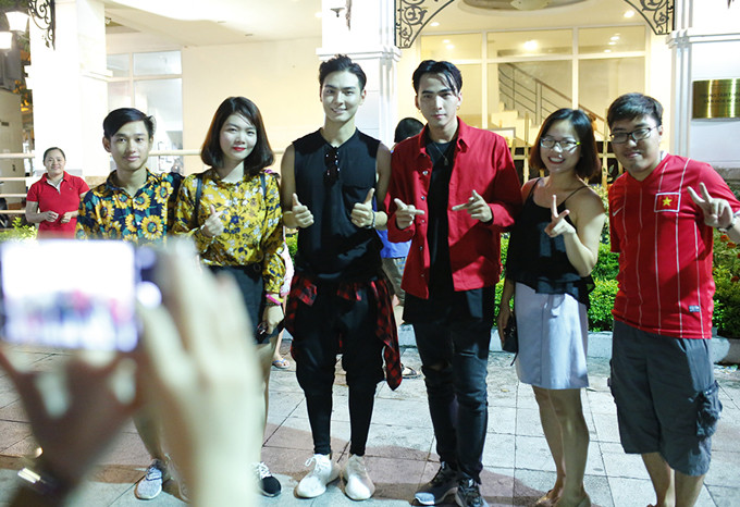 Theo dõi clip, ngay sau khi xuất hiện, Jay Quân và 1Dee với ngoại hình như người mẫu nhanh chóng thu hút sự chú ý của những khán giả trẻ đang có mặt trên phố đi bộ.