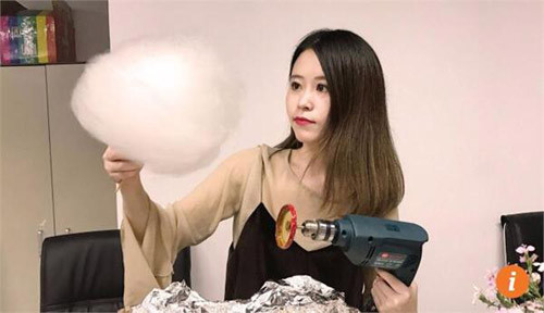 Cô gái 23 tuổi đến từ Thành Đô, Tứ Xuyên này bắt đầu nổi tiếng từ clip ăn lẩu bằng cây nước nóng tại công ty. Sau đó, cái tên Ms Yeah của Tiểu Dã đã vượt ra khỏi biên giới Trung Quốc sau hàng loạt những video nấu ăn bá đạo khác.