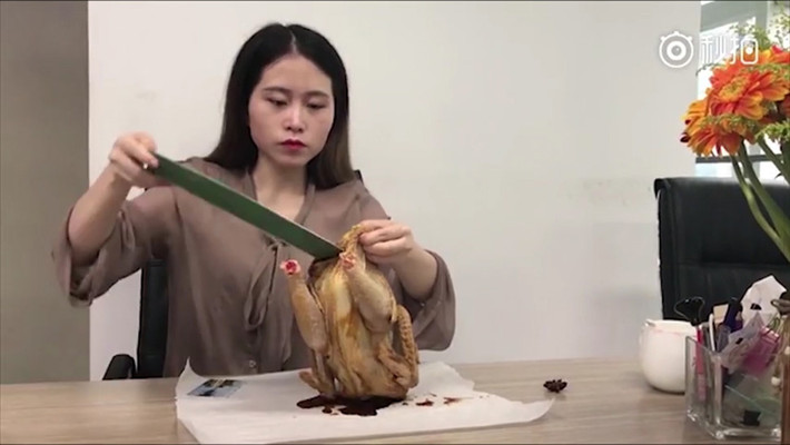 Những video nấu ăn của Tiểu Dã đều được thực hiện bằng việc tận dụng những dụng cụ đầy ngẫu nhiên ở văn phòng từ những vật dụng như ấm đun nước, tủ lạnh, bóng đèn hay dao cắt giấy đã làm nên thương hiệu của thánh nữ văn phòng Trung Quốc này.