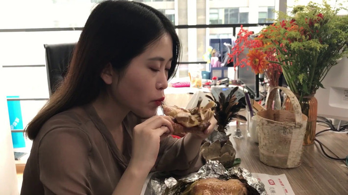 Ngoài các fan trong nước, Tiểu Dã còn phát triển 2 kênh youtube và Facebook dành cho fan quốc tế. Trang Facebook của cô đã thu hút 2,8 triệu lượt theo dõi. Kênh youtube của cô nàng thánh ăn công sở nàycũng thu hút hàng triệu lượt xem.
