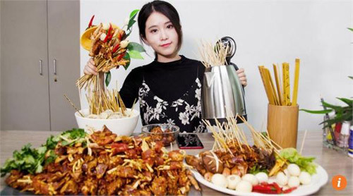 Tiểu dã hay còn được biết với biệt danh thánh nữ văn phòng nổi tiếng với những màn nấu ăn hết sức sáng tạo ngay trong phòng làm việc.