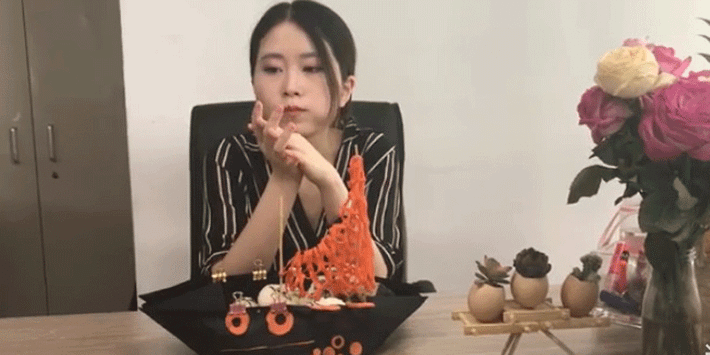 Để chiều lòng fan nước ngoài, Tiểu Dã thực hiện phụ đề tiếng Anh cho clip của mình. Một điểm khiến clip của cô bạn này có thể lan rộng đến quốc tế là vì trong mỗi clip nấu ăn của cô không nói và sử dụng quá nhiều tiếng Trung.
