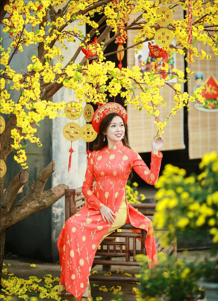 Nhiều bạn trẻ diện áo dài truyền thống, hoặc áo dài cách tân rực rỡ để chụp ảnh.