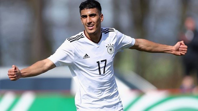 Arsenal săn sao trẻ: Aymen Barkok được xem là một ngôi sao triển vọng, dù anh chỉ ra sân 19 lần ở Bundesliga mùa trước. Tờ Spox của Đức cho hay Arsenal đã gửi lời đề nghị trị giá 10 triệu euro (khoảng 8.8 triệu bảng) đến CLB Frankfurt. Được biết, tiền vệ 19 tuổi này đã được HLV Wenger theo dõi từ cách đây 1 năm. Ảnh: Spox